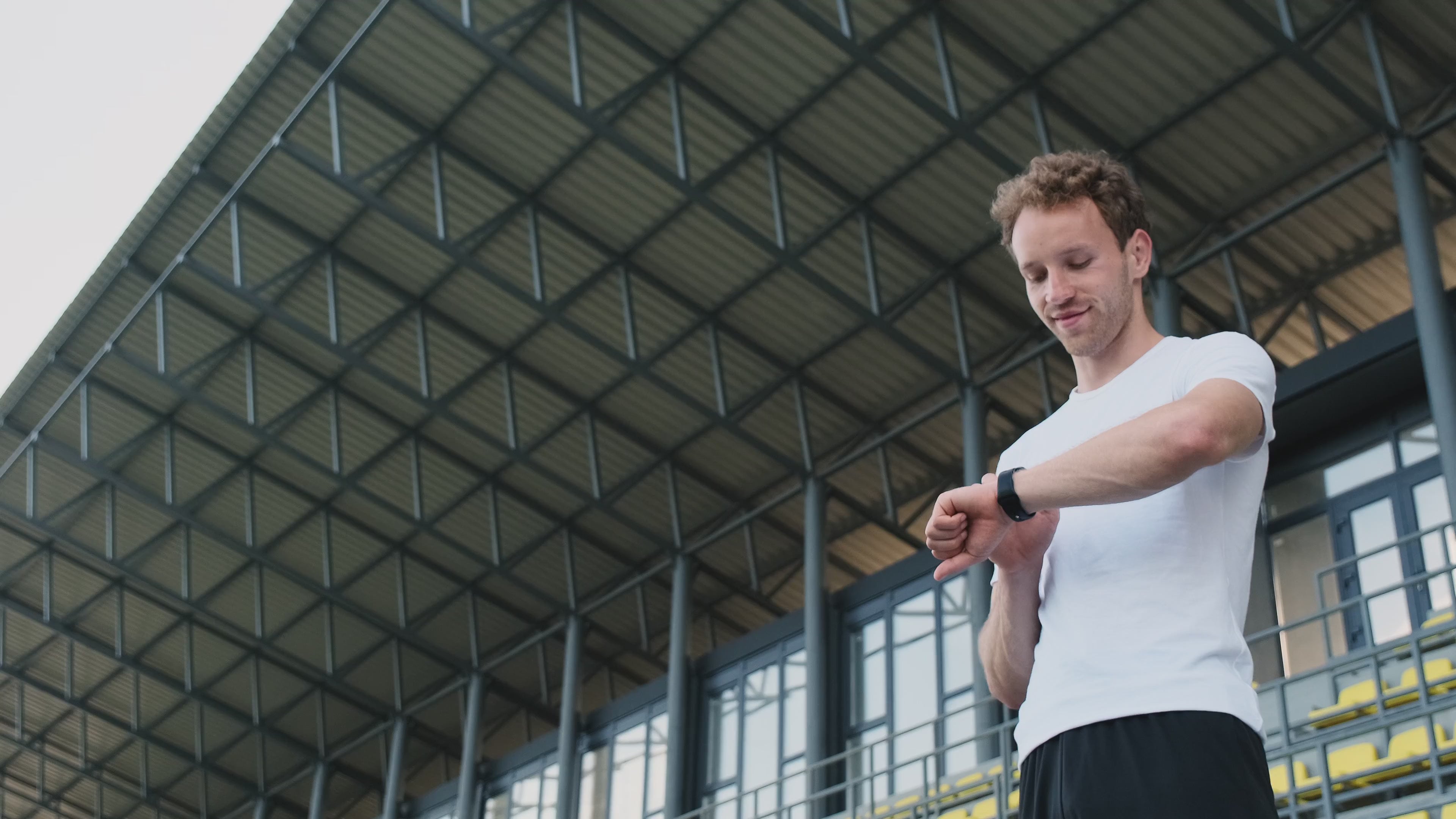 Homme Utilisant Une Montre Connectée